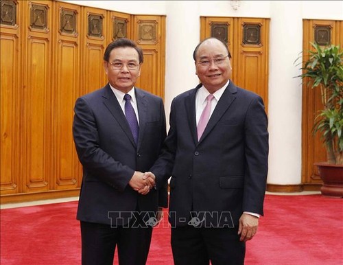 Premierminister Nguyen Xuan Phuc empfängt den Vorsitzenden der laotischen Front für den Aufbau des Landes - ảnh 1