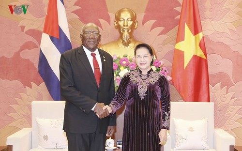 Staatspräsident Tran Dai Quang und Parlamentspräsidentin Nguyen Thi Kim Ngan empfangen den Vizepräsident des kubanischen Staatsrats - ảnh 1