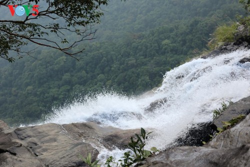 Eroberung der gefährlichen Abenteuerstraße Ngu Ho und des Wasserfalls Do Quyen - ảnh 11