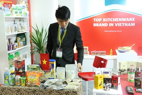 Zahlreiche vietnamesische Unternehmen nehmen an der internationalen Lebensmittelmesse in Indonesien teil - ảnh 1