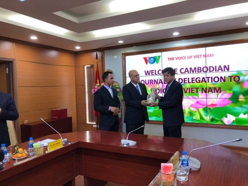 Die Stimme Vietnams wird dem kambodschanischen Radiosender technische Unterstützung weiter anbieten - ảnh 1
