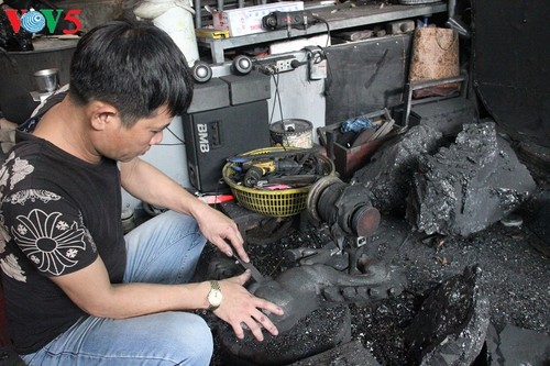 Herstellung von Kohle-Skulpturen – ein einzigartiger Beruf in Quang Ninh - ảnh 1