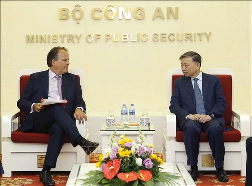 Polizeiminister To Lam empfängt den Staatssekretär des britischen Außenministeriums Mark Field - ảnh 1