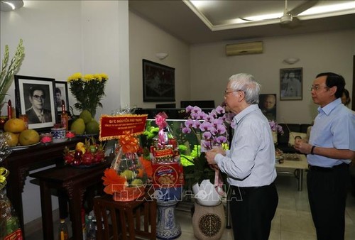 KPV-Generalsekretär Nguyen Phu Trong zündet Räucherstäbchen für KPV-Generalsekretär Nguyen Van Linh an - ảnh 1