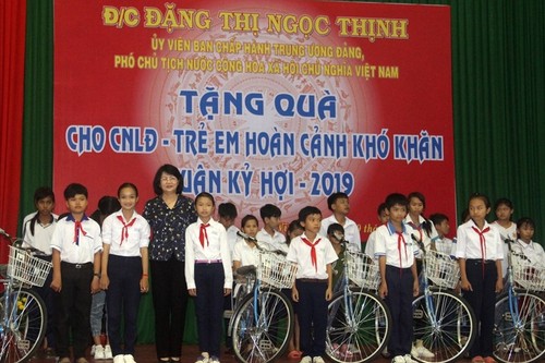 Vizestaatspräsidentin Dang Thi Ngoc Thinh nimmt an der Feier zum 89. Gründungstag der KPV in Provinz Vinh Long teil - ảnh 1