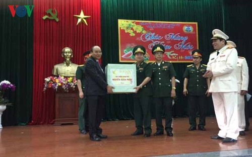 Premierminister Nguyen Xuan Phuc beglückwünscht Beamte und Bürger der Stadt Da Nang zum Neujahrsfest - ảnh 1