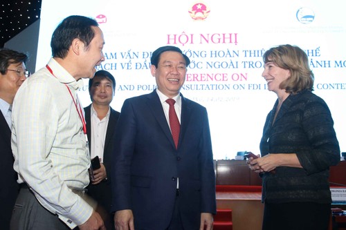 Vizepremierminister Vuong Dinh Hue nimmt an der Konferenz zur Verbesserung der Politik zur Förderung ausländischer Investitionen teil - ảnh 1