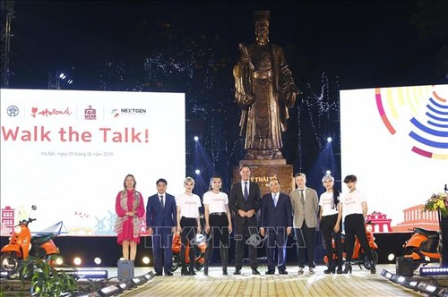 Premierminister Vietnams und der Niederlanden zu Gast bei Modenschau „Walk the Talk“ - ảnh 1