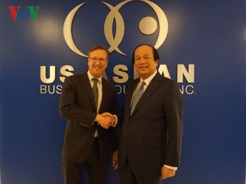 Präsident des USA-ASEAN-Geschäftsrates würdigt die effektiv vietnamesische Politik zur Investitionsförderung  - ảnh 1