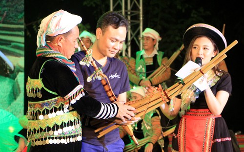 Einzigartige Kultur der Volksgruppe der Mong Yen Bai in Hanoi - ảnh 1