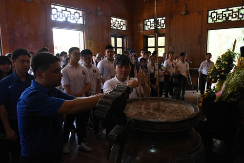 Sommercamp: Die im Ausland lebenden vietnamesischen Jugendlichen besuchen die Heimat von Präsident Ho Chi Minh - ảnh 1