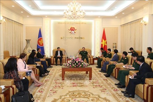Verteidigungsminister Ngo Xuan Lich empfängt Delegation des ASEAN-Generalsekretärs - ảnh 1