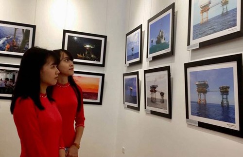 Buchpräsentation und Eröffnung der Fotoausstellung über Inselgruppe Truong Sa und den Wachturm DK1 - ảnh 1