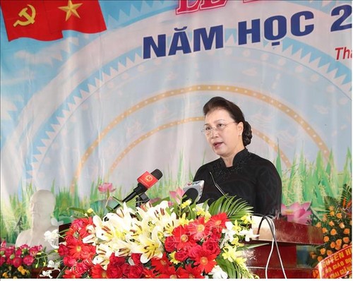Parlamentspräsidentin Nguyen Thi Kim Ngan zu Gast beim neuen Schuljahr in Dong Thap - ảnh 1