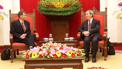 Leiter des Wirtschaftskomitees der KPV Nguyen Van Binh empfängt den Vizeassistent des US-Finanzministers  - ảnh 1