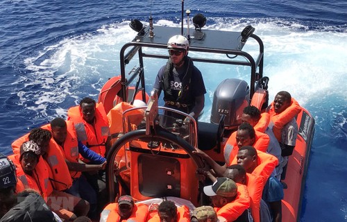 Italien erlaut dem Migrationschiff Ocean Viking die Einfahrt im Hafen Lampedusa - ảnh 1