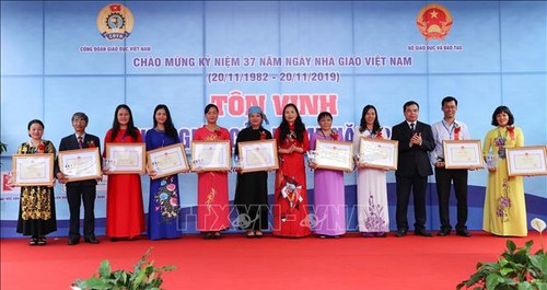 Auszeichnungsfeier für 183 vorbildliche Lehrer in Hanoi - ảnh 1