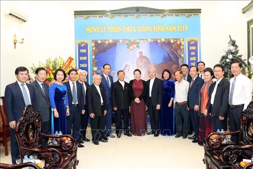 Weihnachtsfest: Parlamentspräsidentin besucht die Kommission für Solidarität der katholischen Kirche Vietnams - ảnh 1