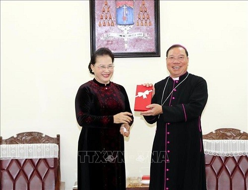 Weihnachten: Parlamentspräsidentin Nguyen Thi Kim Ngan besucht den Amtssitz des Erzbischofs von Hanoi - ảnh 1
