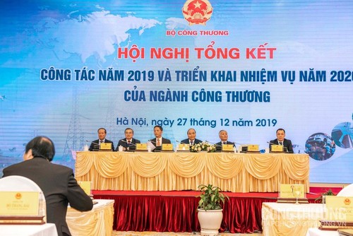 Premierminister Nguyen Xuan Phuc nimmt an Konferenz zu Aufgaben der Industrie- und Handelsbranche teil - ảnh 1