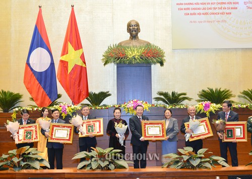Feier der Partei und des Staates Laos zur Auszeichnung für vietnamesische Abgeordnete - ảnh 1