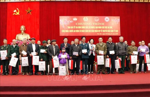 Vizepremierminister Vuong Dinh Hue überreicht Geschenke an Angehörigen ethnischer Minderheiten in Yen Bai - ảnh 1