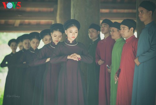 Fünf-Streifen-Kleid Ao Dai für Männer: traditionelle Schönheit beim Neujahrsfest Tet - ảnh 1