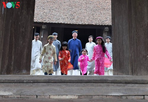 Fünf-Streifen-Kleid Ao Dai für Männer: traditionelle Schönheit beim Neujahrsfest Tet - ảnh 3