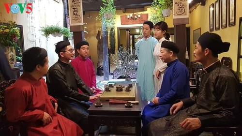 Fünf-Streifen-Kleid Ao Dai für Männer: traditionelle Schönheit beim Neujahrsfest Tet - ảnh 6