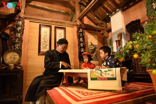 Fünf-Streifen-Kleid Ao Dai für Männer: traditionelle Schönheit beim Neujahrsfest Tet - ảnh 8