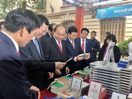 Premierminister Nguyen Xuan Phuc besucht Buchausstellung zum 90. Gründungstag der KPV - ảnh 1