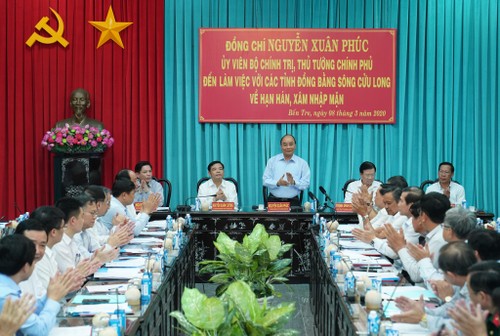 Premierminister Nguyen Xuan Phuc tagt mit Vertretern im Mekong-Delta über Dürre und Versalzung - ảnh 1