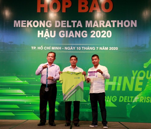 Fast 7000 Läufer nehmen am Mekong Delta-Marathonlauf Hau Giang teil - ảnh 1