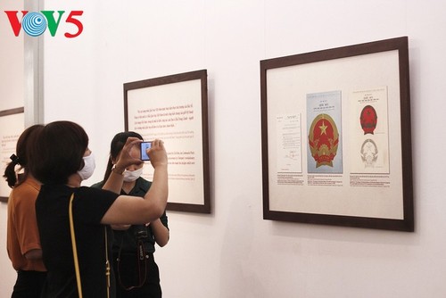 Ausstellung über die Entstehung des vietnamesischen Wappens in Hanoi - ảnh 19