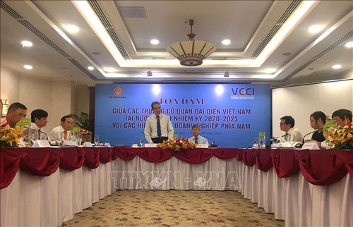 Verstärkung der Zusammenarbeit zwischen vietnamesischen Vertretungen im Ausland und Unternehmen - ảnh 1
