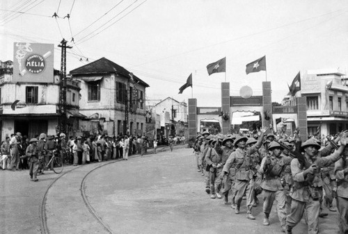 Wertvolle Fotos über den Tag der Befreiung der Hauptstadt am 10. Oktober 1954 - ảnh 2