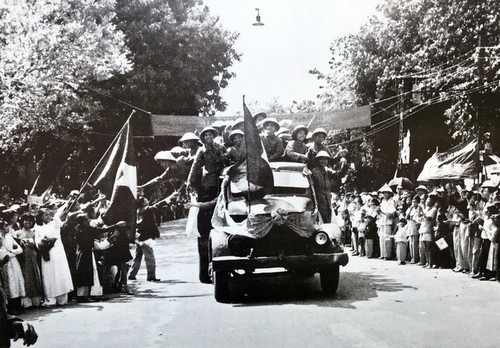 Wertvolle Fotos über den Tag der Befreiung der Hauptstadt am 10. Oktober 1954 - ảnh 5