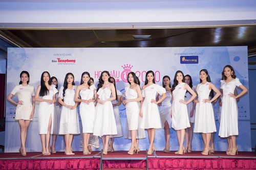 Das Halbfinal des vietnamesischen Schönheitskönigin 2020 in Hanoi - ảnh 1