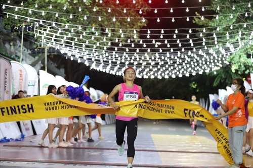 “Goldene Frau des vietnamesischen Sports” gewinnt den Wettlauf VnExpress Marathon Hanoi Midnight 2020 - ảnh 1