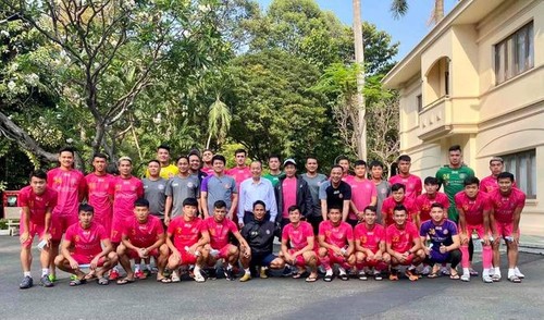 Vizepremierminister Truong Hoa Binh würdigt den Fußballklub Saigon FC - ảnh 1