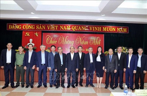 Premierminister Nguyen Xuan Phuc beglückwünscht ehemalige Partei- und Staatschefs in Zentralvietnam zum Neujahrsfest  - ảnh 1