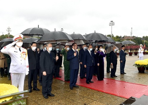 Spitzenpolitiker der Partei und des Staates besuchen das Ho Chi Minh-Mausoleum  - ảnh 1
