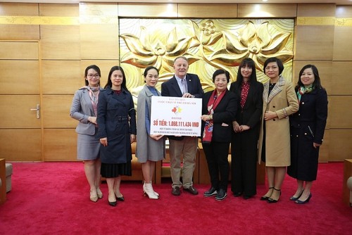 Vietnamesisch-Kanadische Freundschaftsgesellschaft überreicht Gelder vom Laufwettbewerb für Kinder in Hanoi  - ảnh 1
