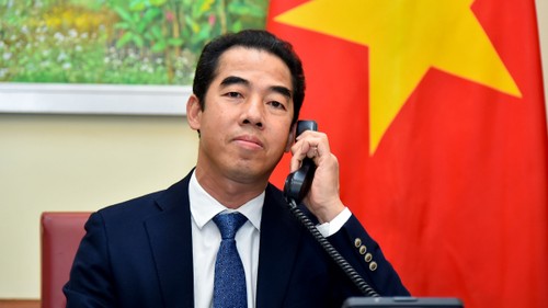 Vizeaußenminister To Anh Dung führt Telefongespräch mit dem Staatsminister des britischen Außenministeriums - ảnh 1
