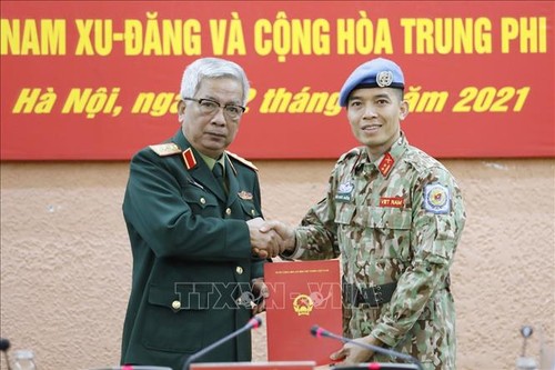 Übergabe der Entscheidung für vietnamesische Offiziere zur Übernahme der Arbeit am UN-Sitz  - ảnh 1