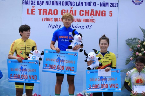 Radrennmeisterin Nguyen Thi That gewinnt blaues Trikot des Frauen-Radrennens Binh Duong - ảnh 1