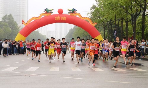 Fast 2000 Menschen nehmen an Nagakawa-Laufwettbewerb in Bac Ninh teil - ảnh 1