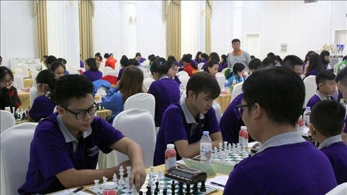 400 Spieler nahmen am nationalen Schachmeisterschaft Cup TPBank 2021 Teil - ảnh 1