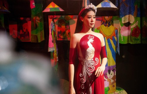 Schönheitskönigin Khanh Van stellt die Kultur und den Tourismus Vietnams in den USA vor - ảnh 1