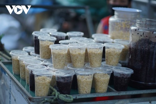 Einkauf der Hanoier für das Doan Ngo-Fest - ảnh 4